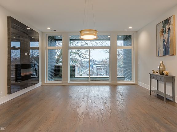 3rd image of 1818 N Sawyer Ave #2