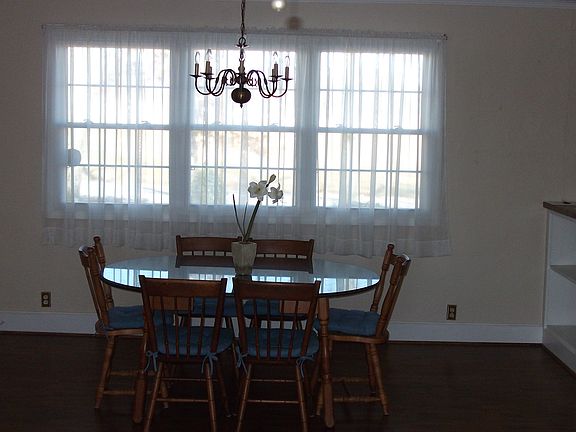Eat-In Kitchen