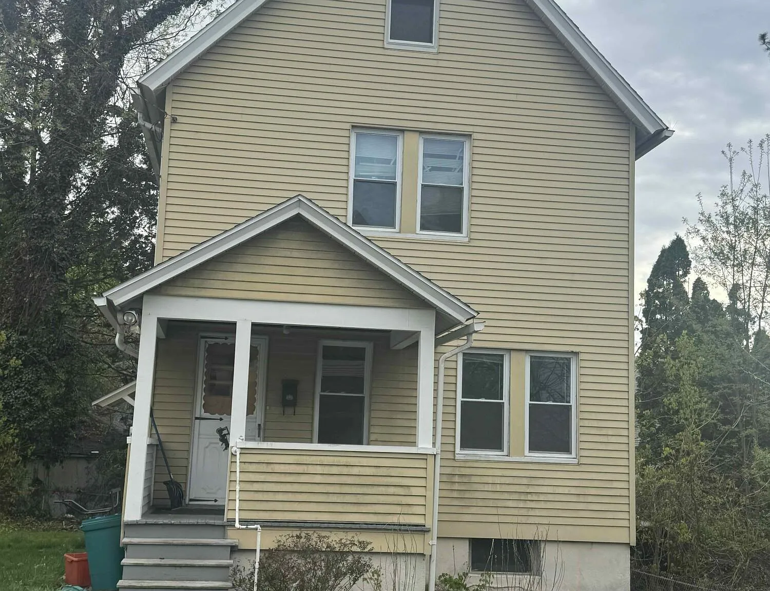 3 bed, 1.0 bath, 1100 sqft, $1,600 — Photo 1