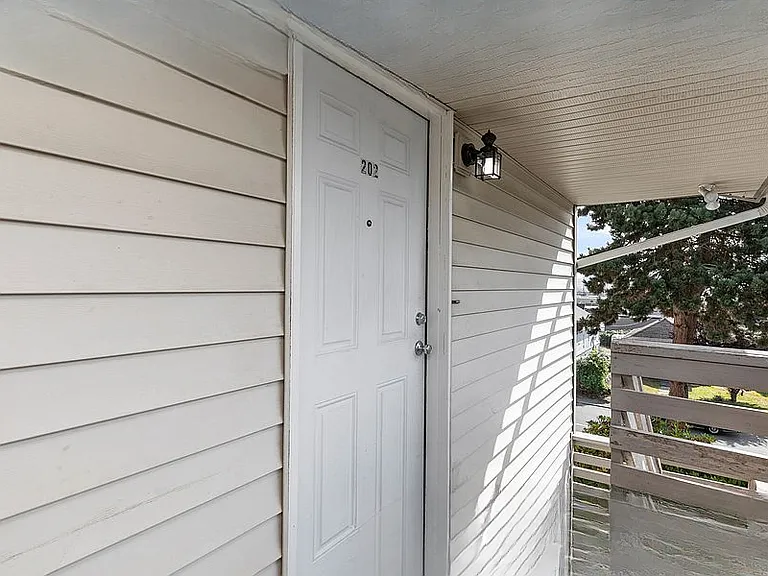 3618 Lombard Ave #202 — Photo 3