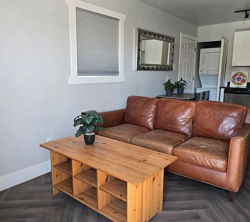 715 S Laguna Ave
