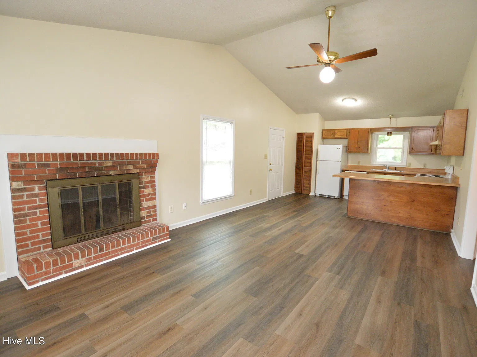 4 bed, 4.0 bath, $1,100 — Photo 3