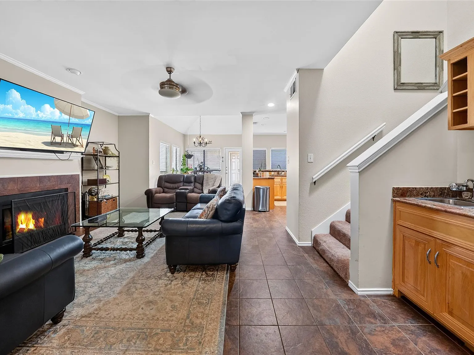 3 bed, 1905 sqft, $2,800 — Photo 3