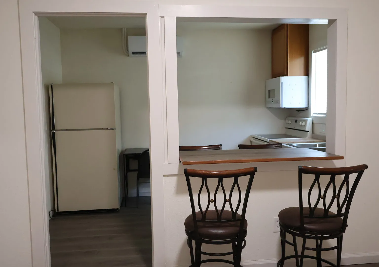 The Casita Cozy 1-Bedroom Home with Utilities Included — Photo 3