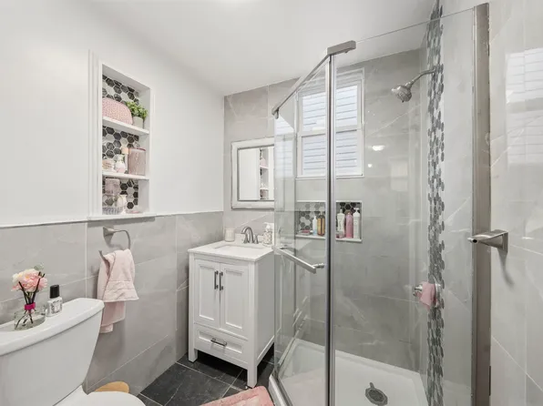 4616 Meadowview Avenue image 4 of 29