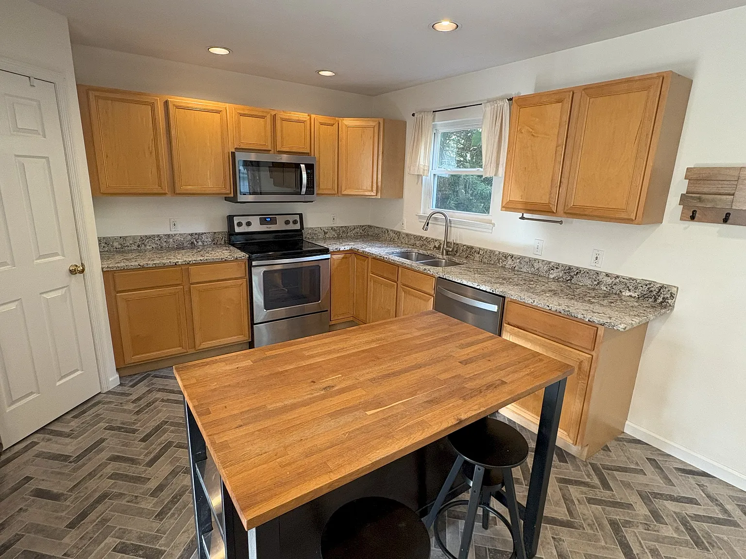 3 bed, 2.5 bath, 1612 sqft, $2,700 — Photo 3
