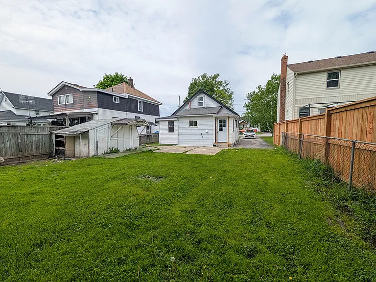 168 Borden Ave — Photo 20