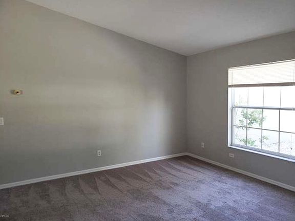 4th image of 26 Lansing Ln