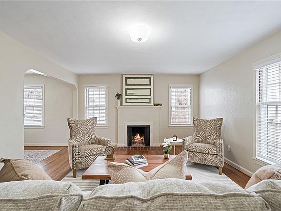 4th image of 627-629 E Meyer Blvd