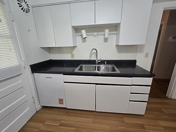 4th image of 1405 Teakwood Ave