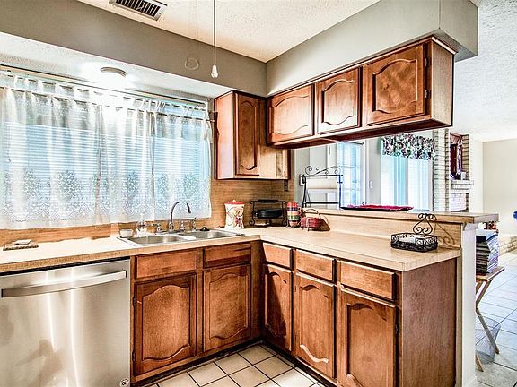 5th image of 709 Briar Creek Dr
