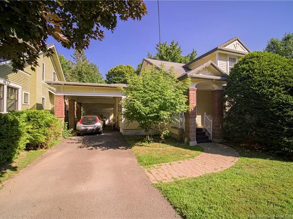 320 University Ave, Fredericton, NB E3B 4J1