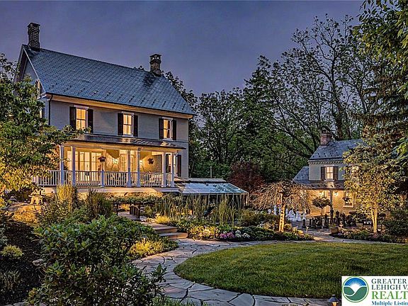 3rd image of 9 Blueberry Ln