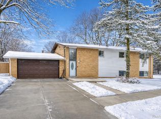 2738 Berry Dr, Bloomfield Hills, MI 48304
