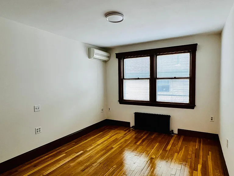 733 Belmont St — Photo 8