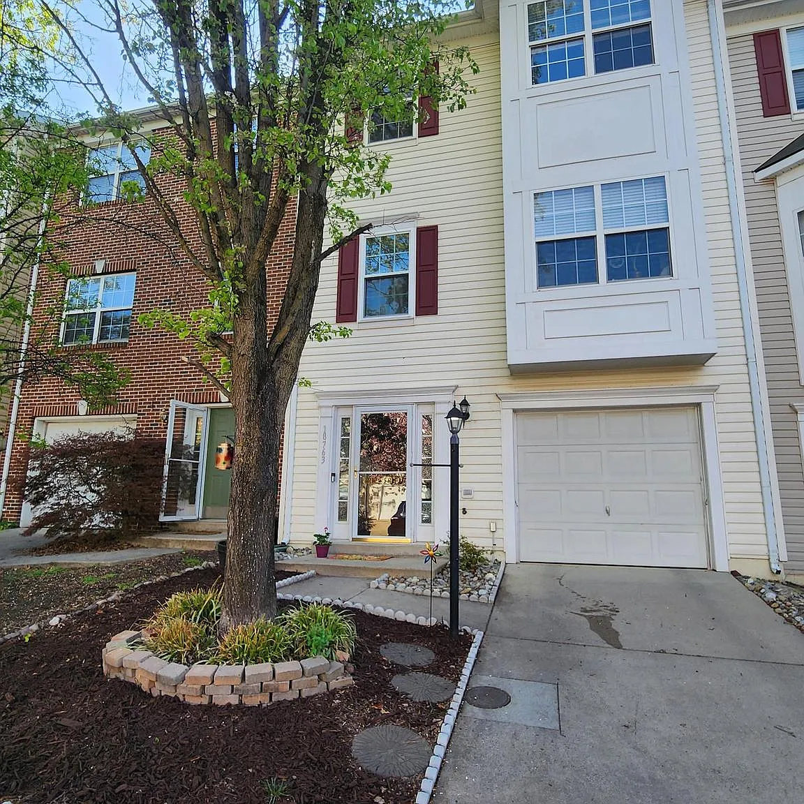 3 bed, 2.5 bath, 2408 sqft, $3,300 — Photo 1