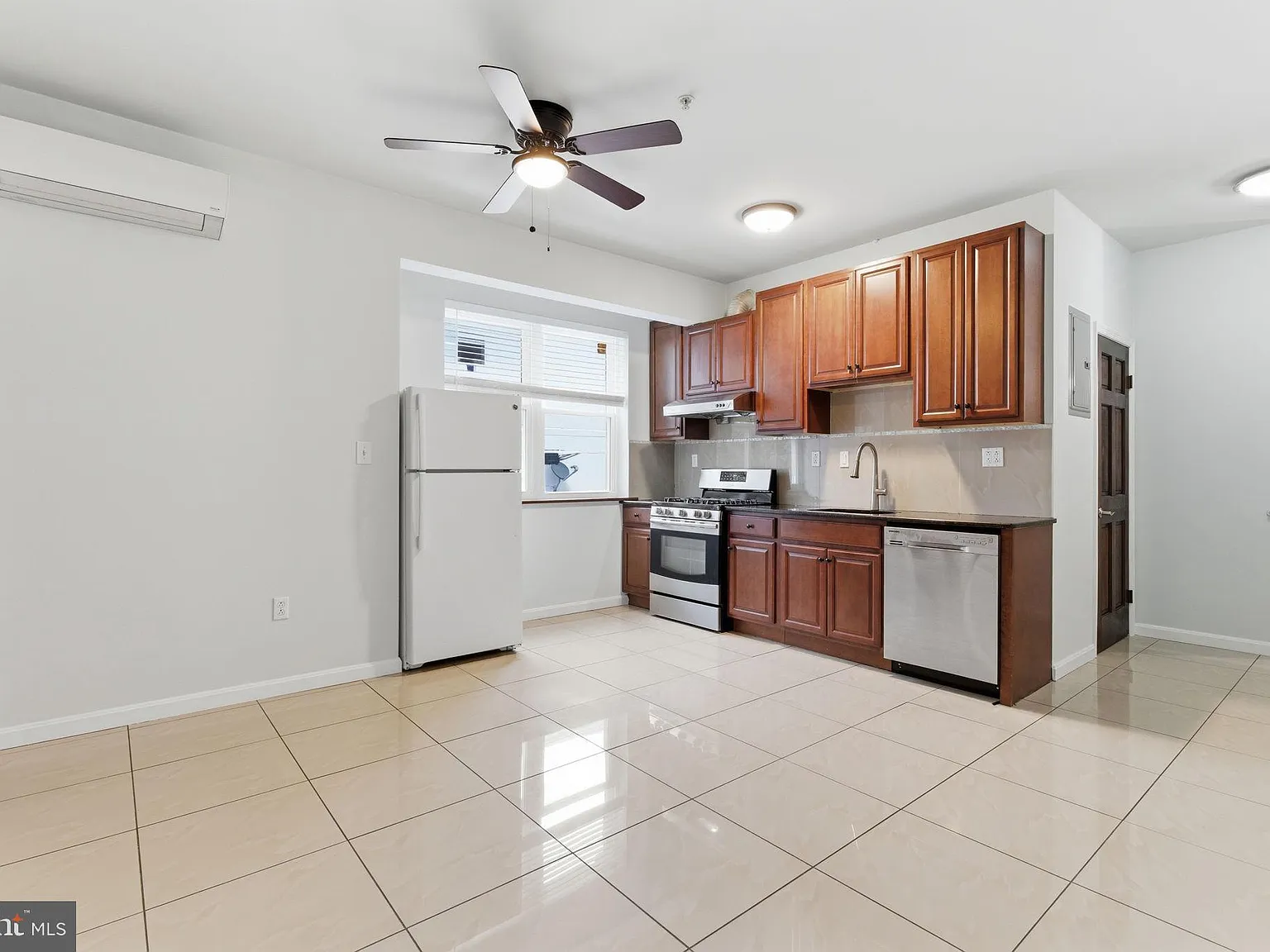 3 bed, 1100 sqft, $1,900 — Photo 2