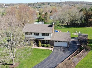 S70W32886 White Oak Pl, Mukwonago, WI 53149