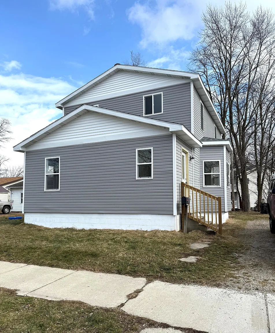 632 Spring St photo 1