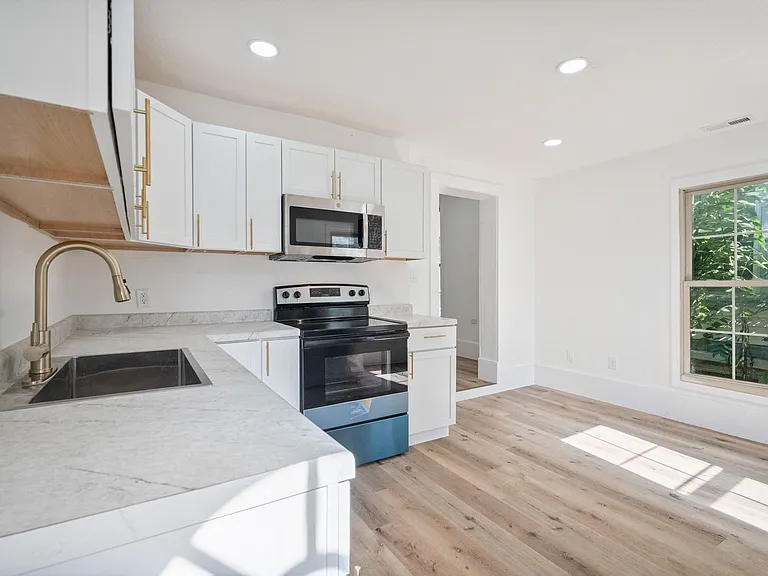 634 S Union St — Photo 5