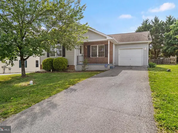 227 Coralberry Dr, Martinsburg, WV 25401