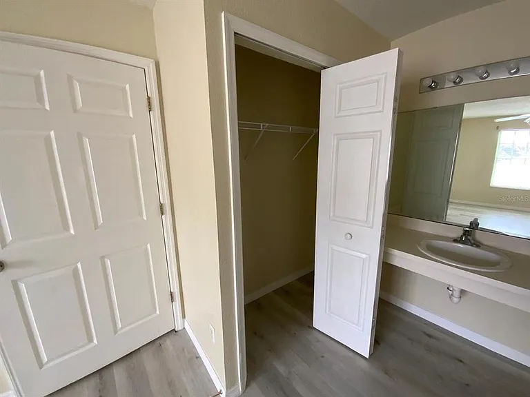 2327 Prime Cir #B — Photo 24