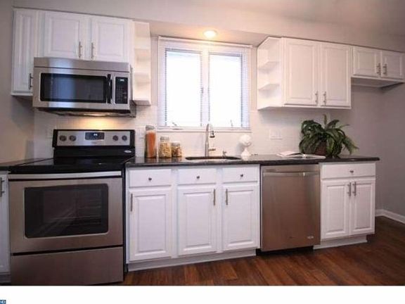 4th image of 2944 Powell Ave