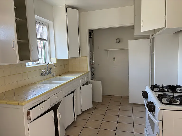 3205 N Angelus Ave — Photo 8