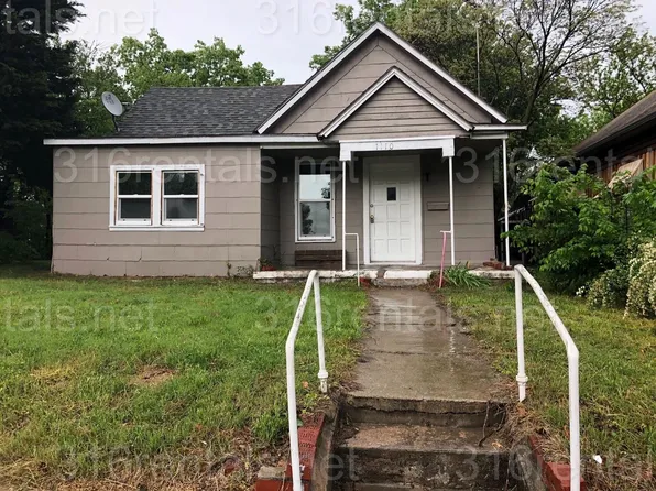 1110 N Pine St, Newton, KS 67114