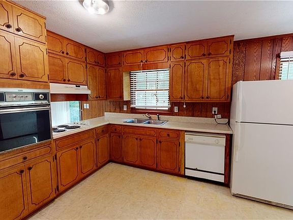 4th image of 1340 Dogwood Ln
