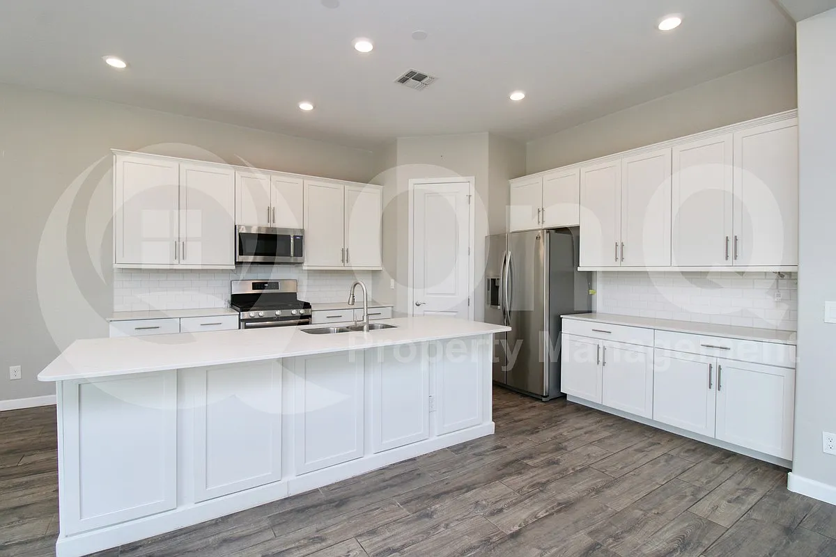 4 bed, 3.0 bath, 2569 sqft, $2,999 — Photo 4