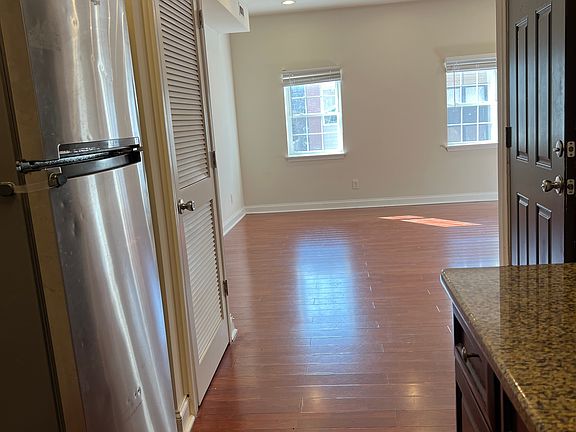 4th image of 989 N Marshall St #2
