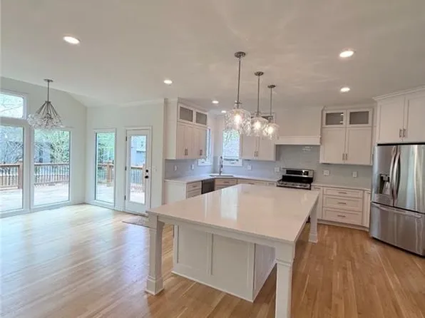 21528 W 99th St, Lenexa, KS 66220