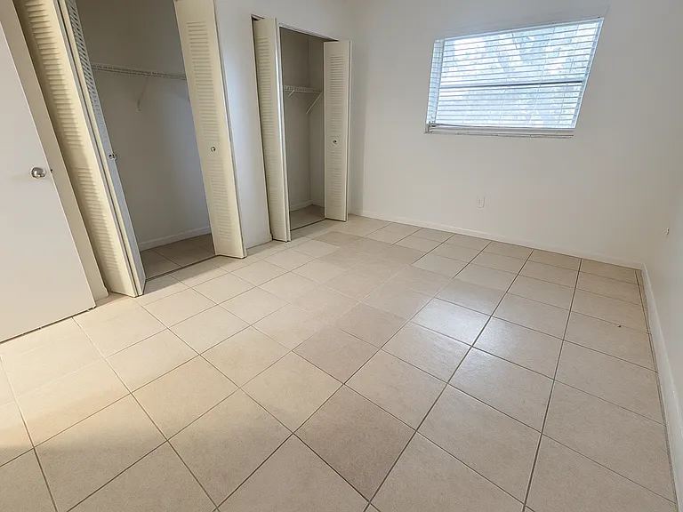 Lakeview Apartments - 5911 SW 41 St — Photo 15
