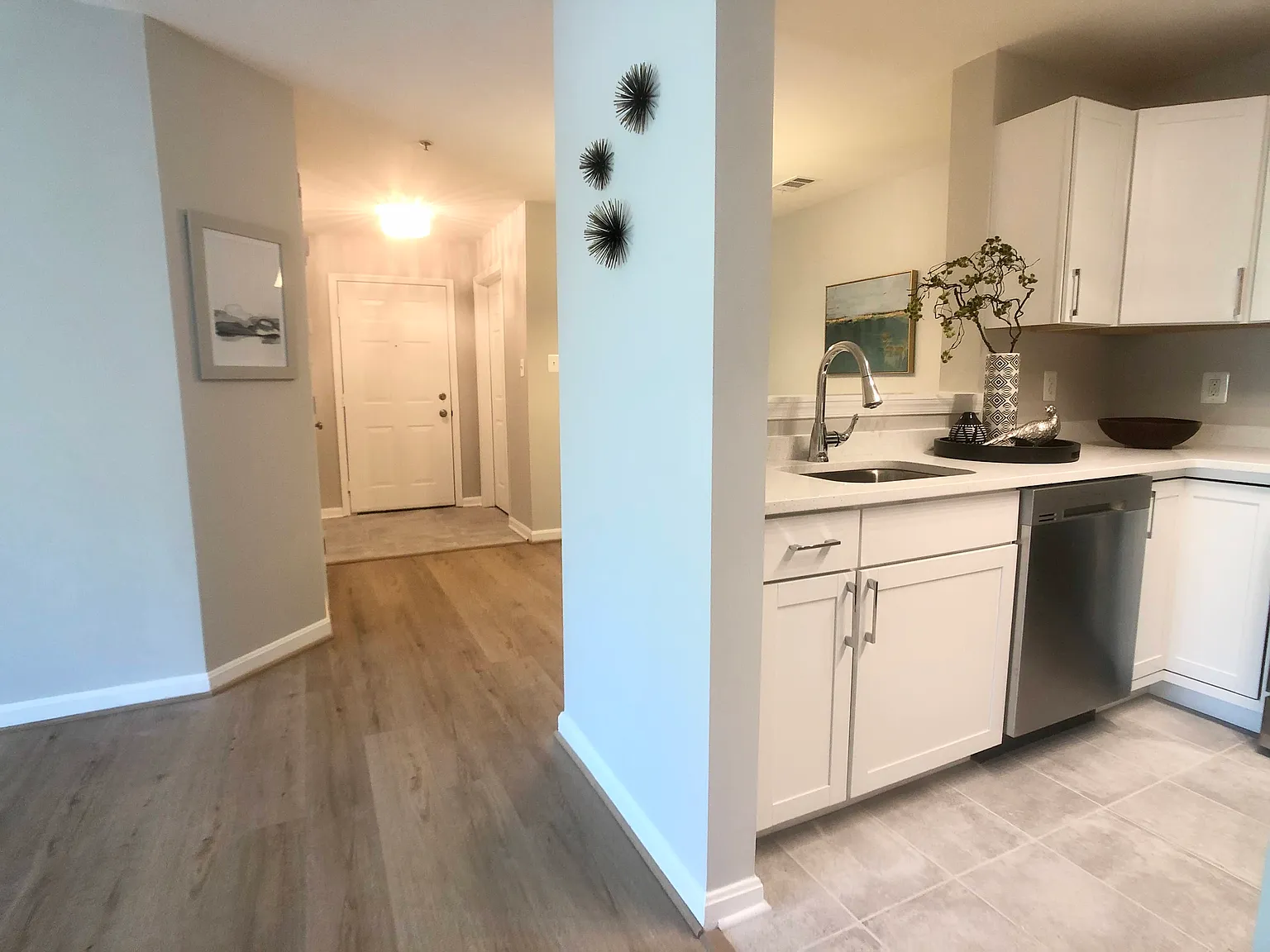 2 bed, 1040 sqft, $2,050 — Photo 3