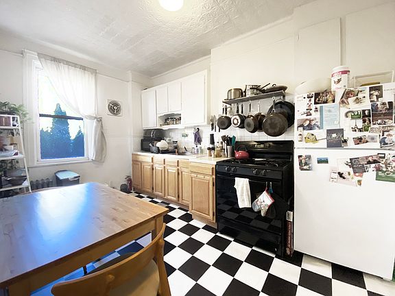 5th image of 141 Conselyea St Floor 2