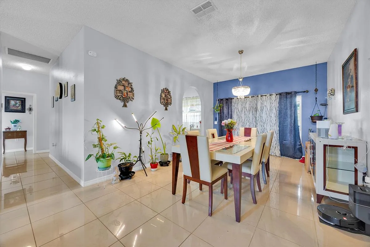 4 bed, 2308 sqft, $2,900 — Photo 4
