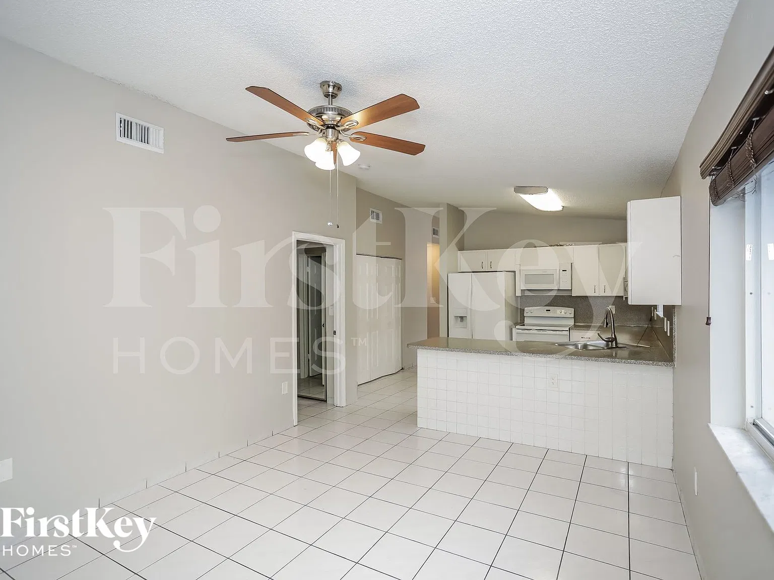 3 bed, 2.0 bath, 1460 sqft, $4,010 — Photo 4