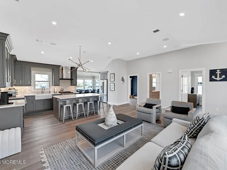 347 Bay Ln — Photo 19