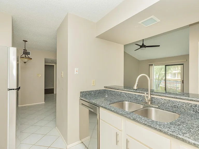 7128 N Holiday Dr — Photo 19