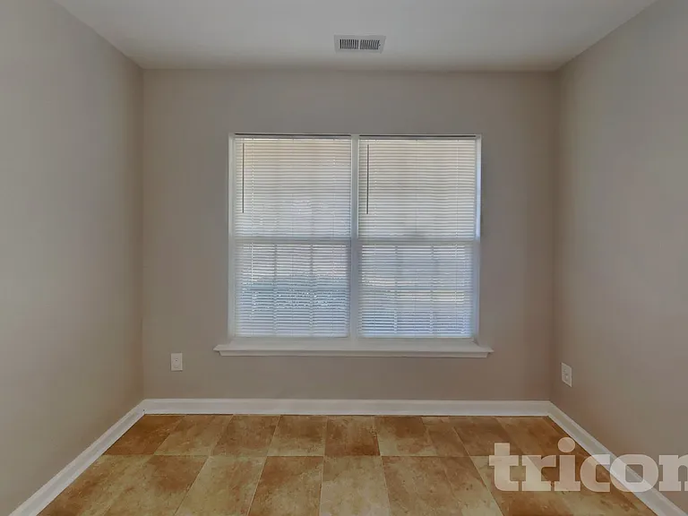 910 Statler Dr — Photo 3