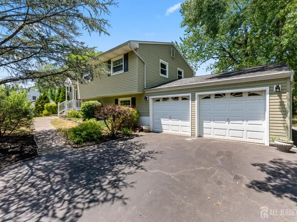 5 Yale Ct, East Brunswick, NJ 08816