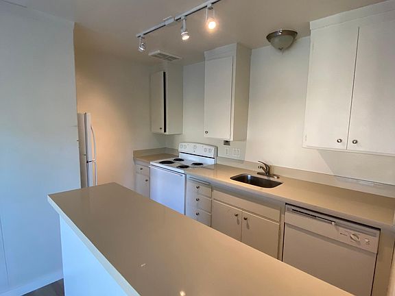 2nd image of 1901 Garden Dr APT 101