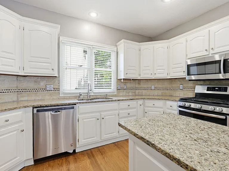 14117 Parkhill Ln — Photo 15