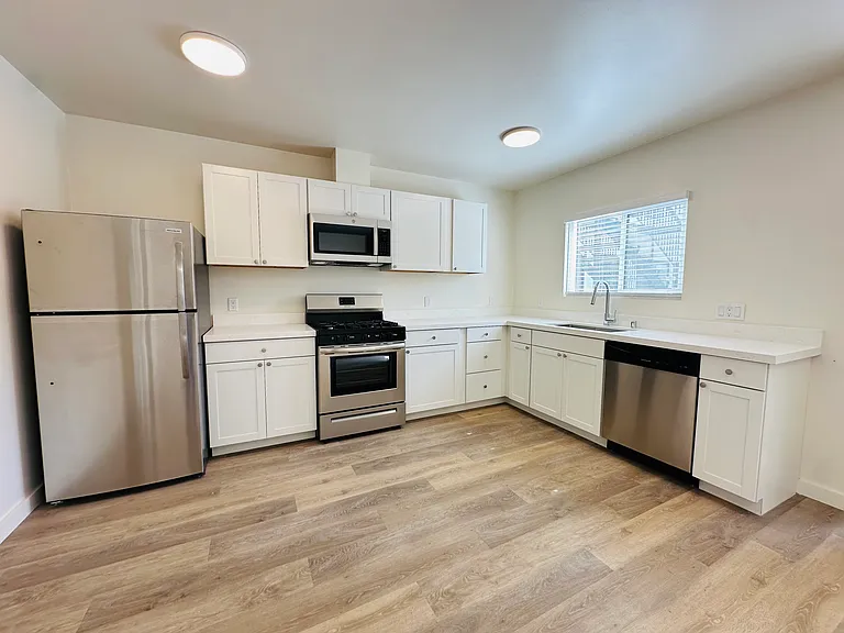 111 N La Cumbre Rd #4 — Photo 2