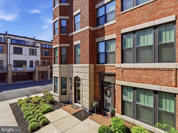 213 Market Sq NW #19, Vienna, VA 22180