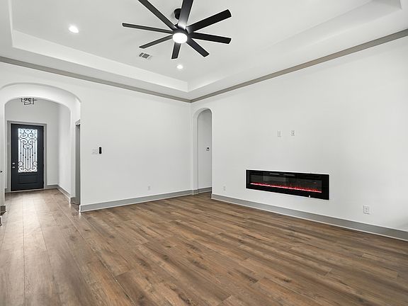 4th image of 716 Oak Creek Dr