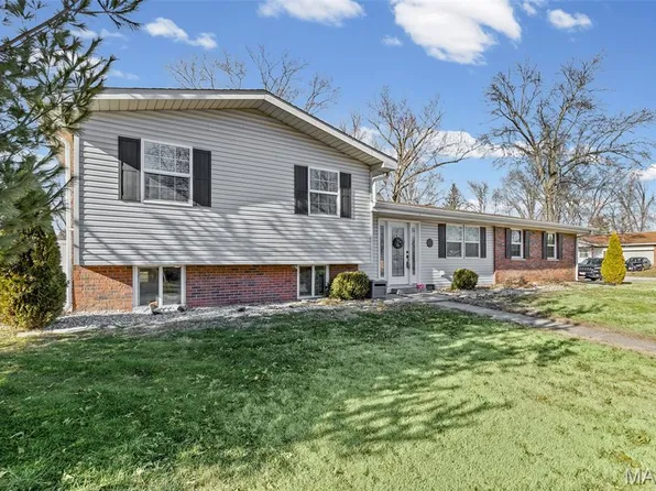 340 Venus Dr, Godfrey, IL 62035