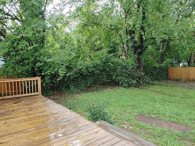 2111 Oak St — Photo 16
