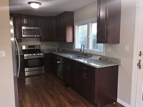 3rd image of 134 W Fullerton Ave
